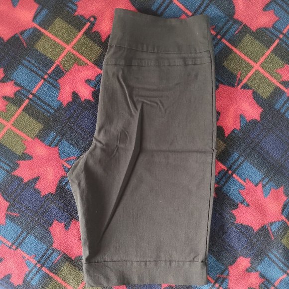 Reitmans Black Pull On Bermuda Shorts - Picture 3 of 6